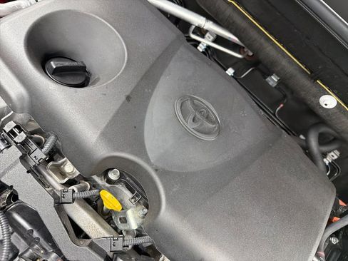 Used 2022 Toyota Venza XLE image 30