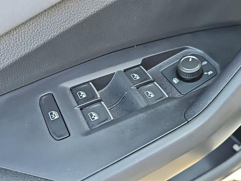 Used 2025 Volkswagen Jetta SE image 23