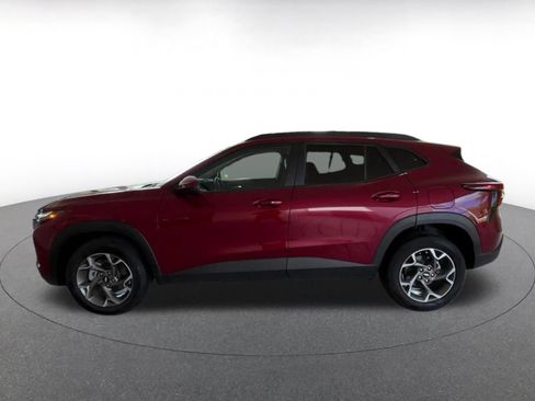 Used 2025 Chevrolet Trax LT w/ LT Convenience Package FWD image 8