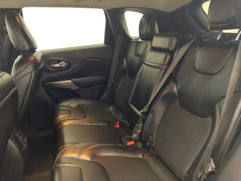 Used 2019 Jeep Cherokee Latitude Plus FWD image 18