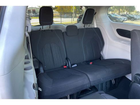 Used 2021 Chrysler Pacifica Touring w/ Uconnect Theater Family Group image 18