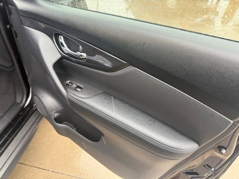 Used 2020 Nissan Rogue SV image 13