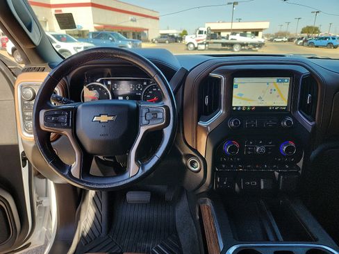 Used 2021 Chevrolet Silverado 2500 High Country w/ Technology Package image 12