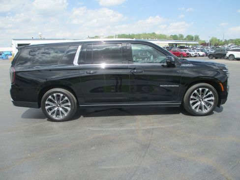Used 2025 Chevrolet Suburban High Country AWD/4WD image 4