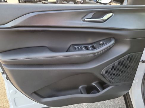 New 2025 Jeep Grand Cherokee Altitude image 15