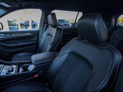 New 2025 Jeep Grand Cherokee L Altitude image 15