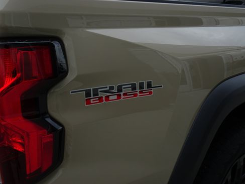 Used 2023 Chevrolet Colorado Trail Boss w/ Technology Package AWD/4WD image 9
