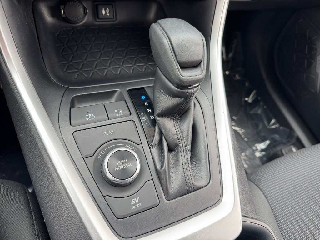 Used 2019 Toyota RAV4 LE w/ Carpet Mat Package AWD/4WD image 25