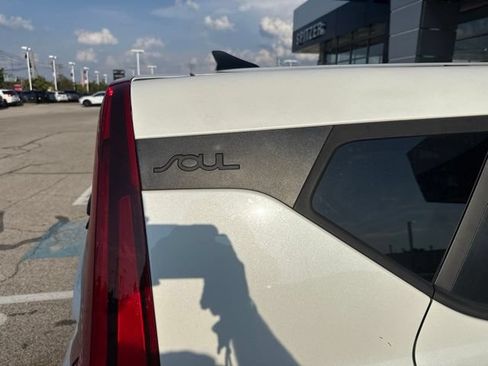 Used 2022 Kia Soul LX w/ Technology Package FWD image 7