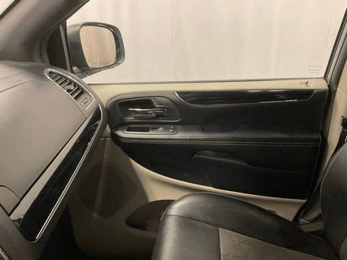 Used 2019 Dodge Grand Caravan SXT image 22