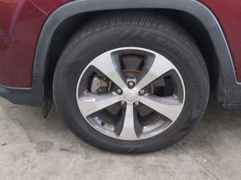 Used 2019 Jeep Cherokee Limited image 11