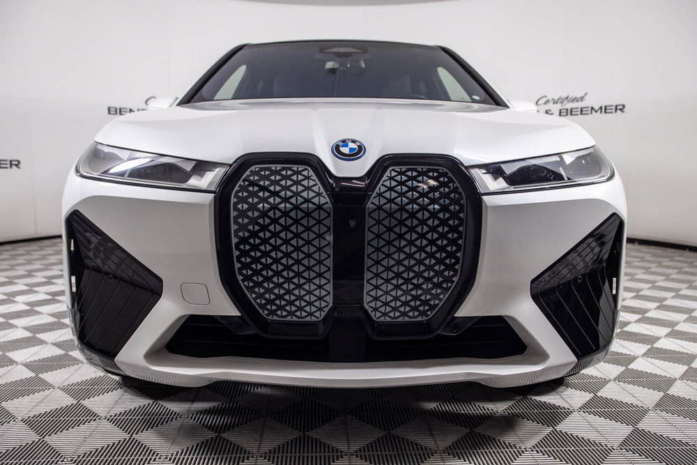 Used 2023 BMW iX xDrive50 w/ Sport Package AWD/4WD image 5