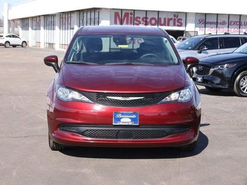 Used 2023 Chrysler Voyager LX image 4