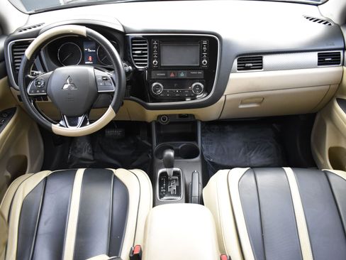 Used 2016 Mitsubishi Outlander SE image 13