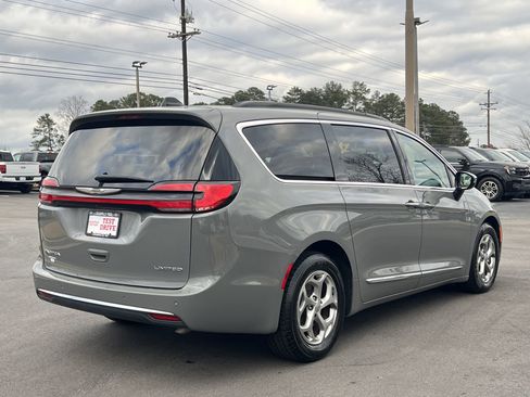 Used 2023 Chrysler Pacifica Limited image 3