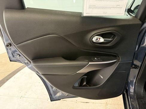 Used 2019 Jeep Cherokee Latitude w/ Cold Weather Group image 12