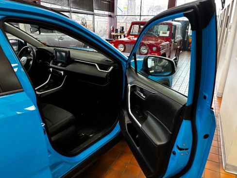 Used 2021 Toyota RAV4 XLE image 21