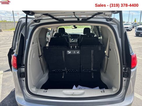 Used 2020 Chrysler Pacifica Touring-L FWD image 21