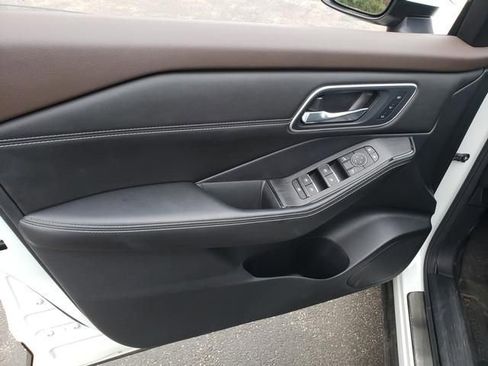 Used 2022 Nissan Rogue Platinum w/ Head-Up Display Package image 11