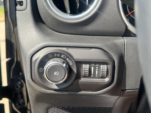 Used 2018 Jeep Wrangler Unlimited Sahara image 17