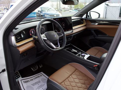 Used 2025 Volkswagen Tiguan SEL R-Line image 9