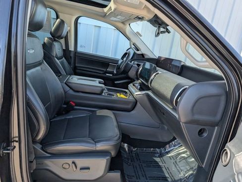 Used 2025 Ford Expedition Max Platinum AWD/4WD image 32