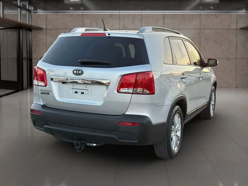 Used 2011 Kia Sorento LX w/ Convenience Pkg FWD image 2