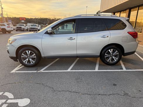 Used 2017 Nissan Pathfinder SV image 6
