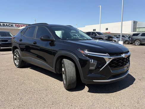 Used 2025 Chevrolet Trax LT FWD image 2