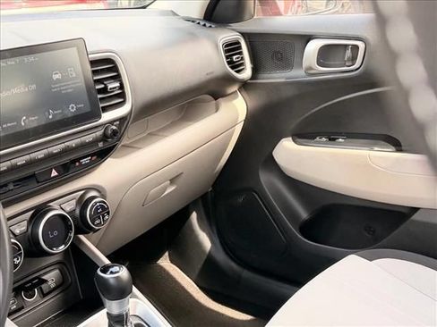 Used 2024 Hyundai Venue SEL FWD image 13