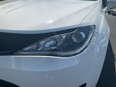Used 2020 Chrysler Pacifica Touring w/ S Appearance Package FWD image 9