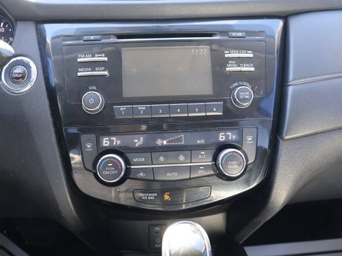 Used 2017 Nissan Rogue SV image 22