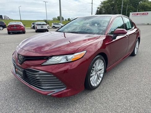 Used 2018 Toyota Camry XLE FWD image 5