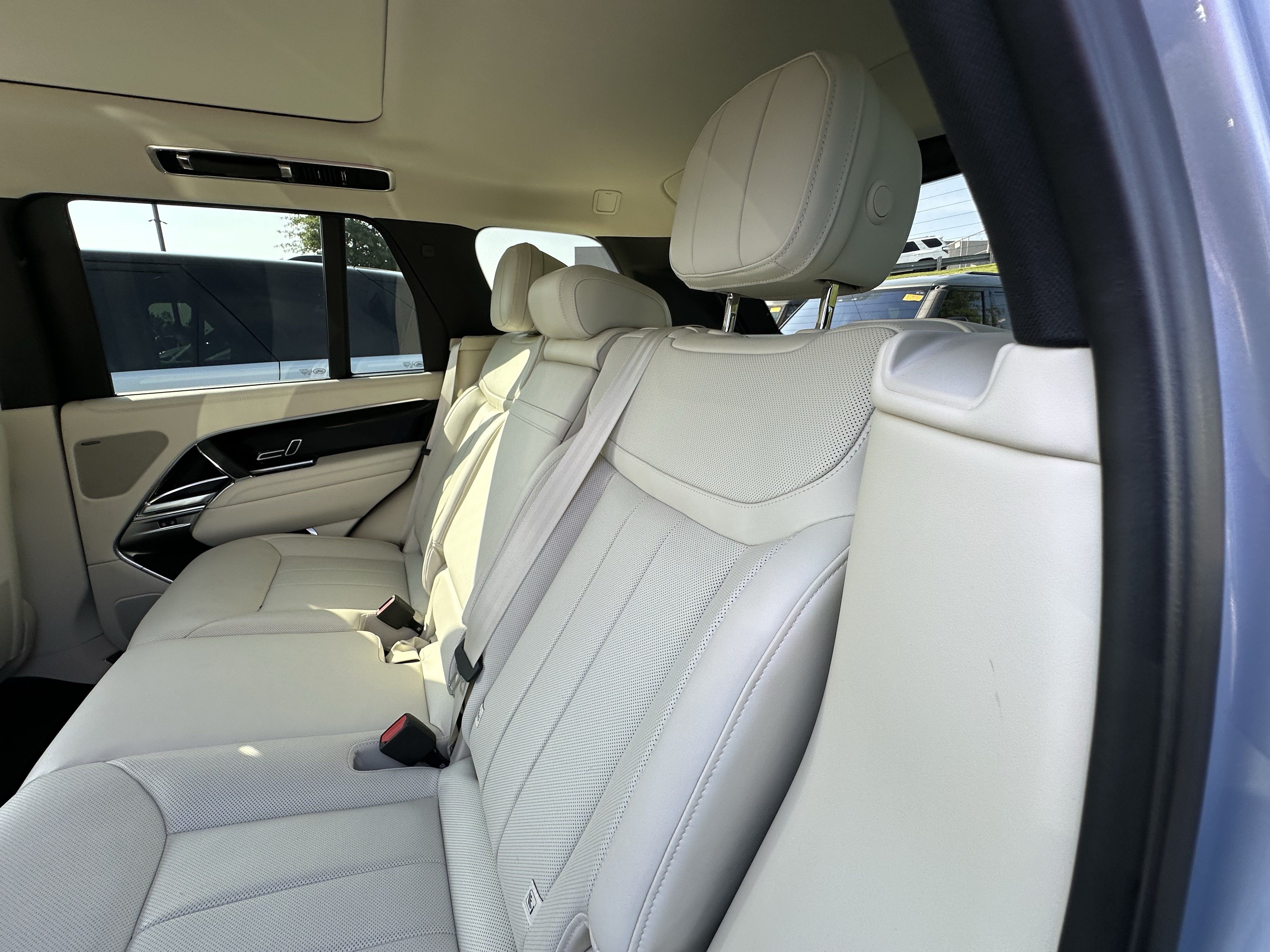 Certified 2025 Land Rover Range Rover SE AWD/4WD image 31