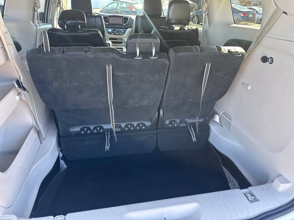 Used 2024 Chrysler Pacifica Touring-L FWD image 21