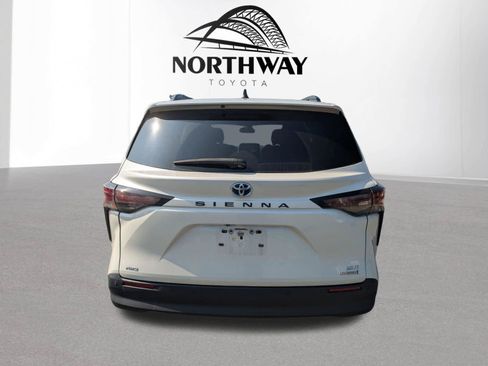 Used 2024 Toyota Sienna XLE w/ XLE Plus Package AWD/4WD image 4