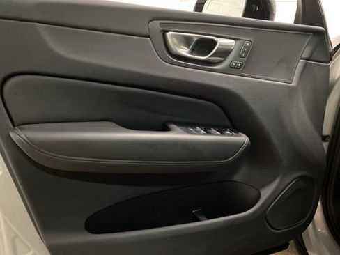 Used 2025 Volvo XC60 B5 Core image 33