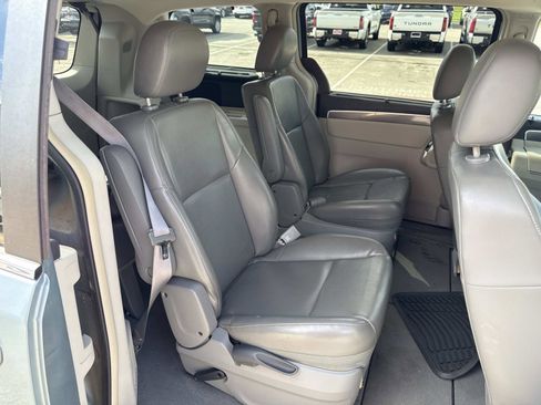 Used 2010 Volkswagen Routan SE FWD image 11