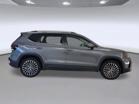 Used 2025 Volkswagen Taos SE FWD image 6
