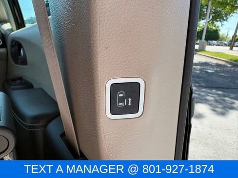 Used 2023 Chrysler Pacifica Touring-L FWD image 14
