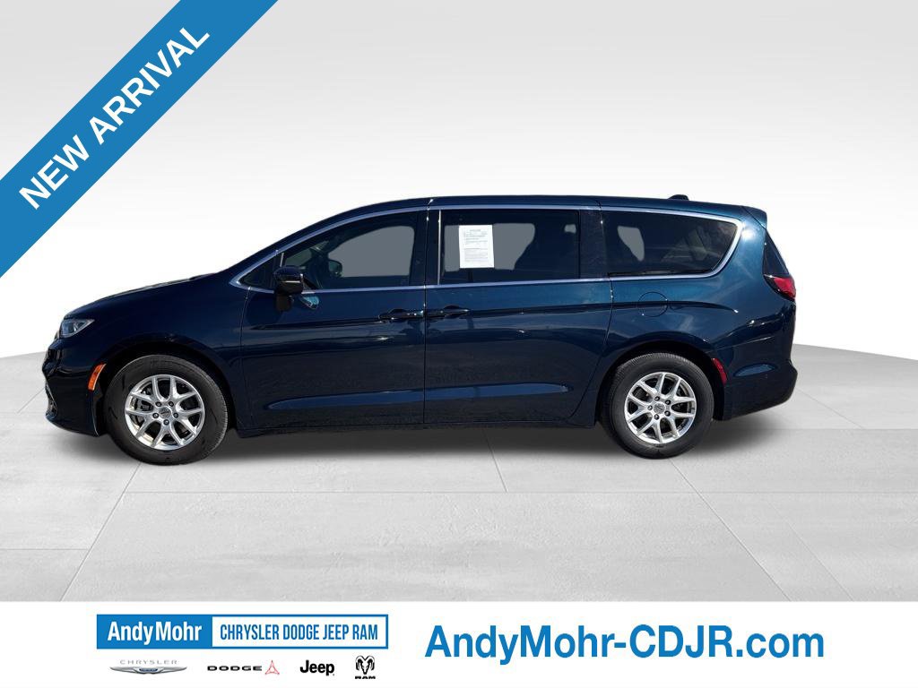 Used 2023 Chrysler Pacifica Touring-L FWD image 4