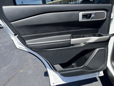 Used 2022 Ford Explorer XLT AWD/4WD image 8