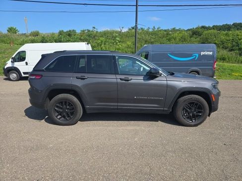 Used 2023 Jeep Grand Cherokee Laredo X AWD/4WD image 5