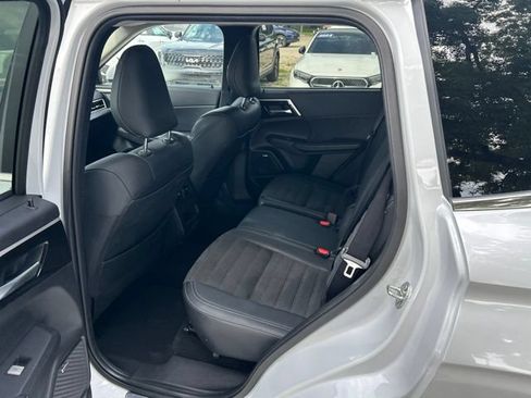 Used 2025 Mitsubishi Outlander SE FWD image 6