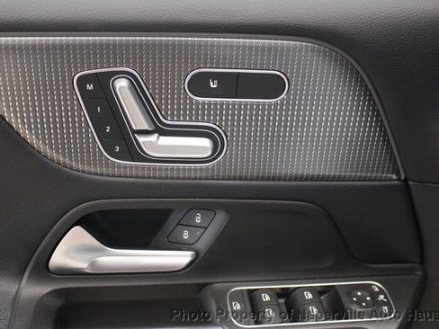 Used 2021 Mercedes-Benz GLB 250 4MATIC image 9