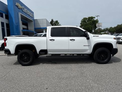 Used 2024 Chevrolet Silverado 2500 ZR2 w/ Technology Package AWD/4WD image 2