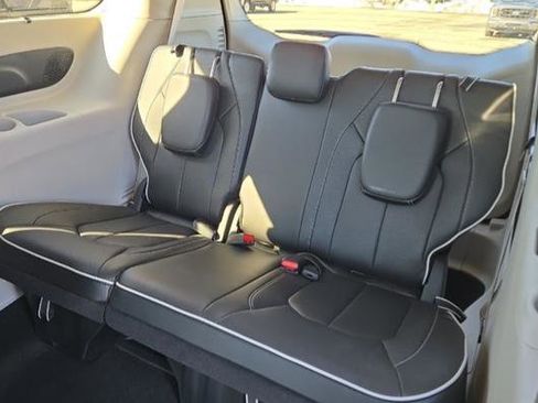 Used 2024 Chrysler Pacifica Limited FWD image 16