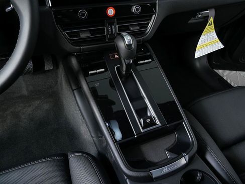 Used 2026 Porsche Macan AWD/4WD image 15