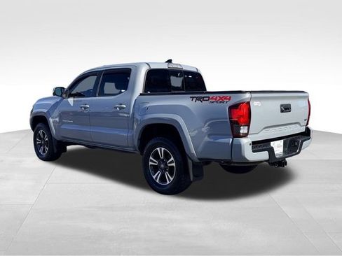 Used 2018 Toyota Tacoma TRD Sport image 7
