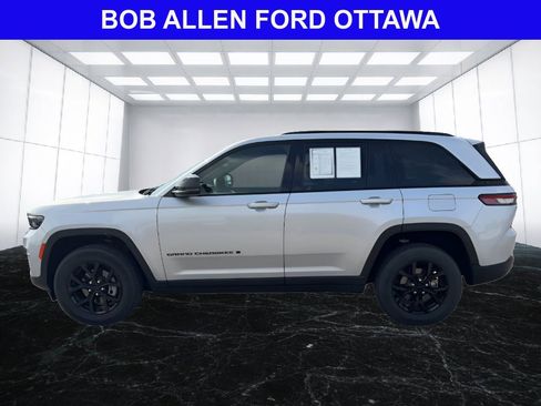 Used 2025 Jeep Grand Cherokee Altitude AWD/4WD image 2
